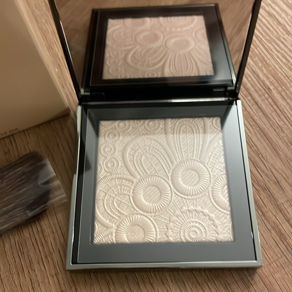 Burberry- Fresh Glow Highlighter - Picture 2 of 5